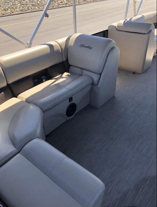 O barco perfeito para amigos e familiares - Bentley 240 Cruise 2022