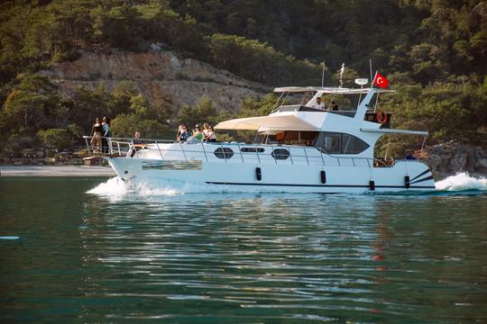 Yacht à moteur Antalaya Turquoise 60 pour 26 personnes