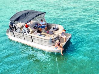 BARCO CON FORMA DE OJO POP EN LA PLAYA DE DANIA