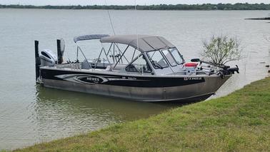 25ft Hewescraft Oceanpro 250HP engine on lake Lewisville or Grapevine