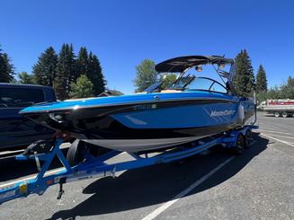 Bateau de surf Mastercraft 2024 avec capitaine et équipement