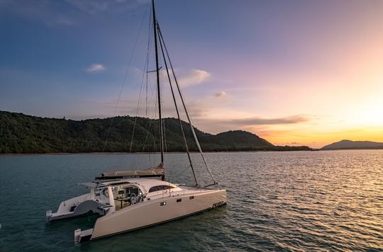 Catamaran à voile furtif de 13 mètres à louer