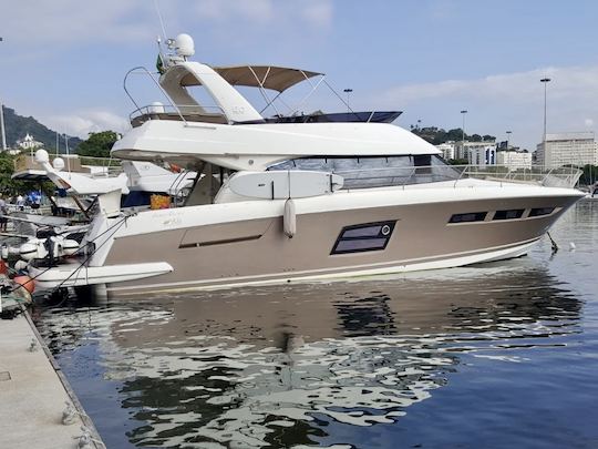 Yate Flybridge de 64 pies para 20 personas en Río de Janeiro