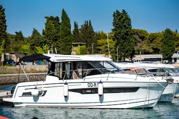 Jeanneau Merry fisher 895 for Luxury Vacation