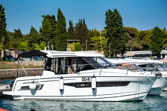 Jeanneau Merry fisher 895 for Luxury Vacation