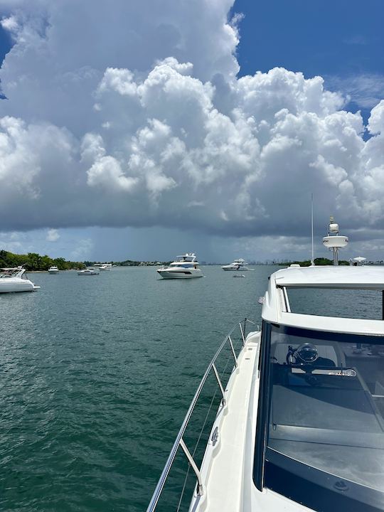 Yate de lujo | Crucero romántico por Miami o un día de transporte con $100 de descuento de lunes a viernes