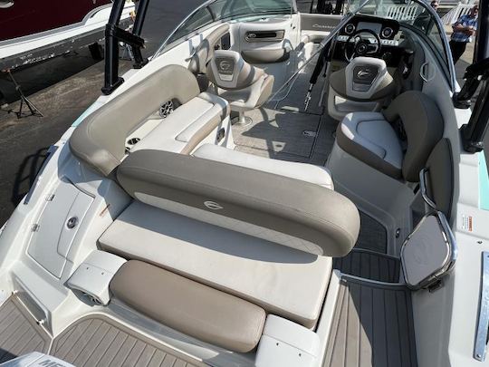 Crownline 235X Cruiser for 10 people