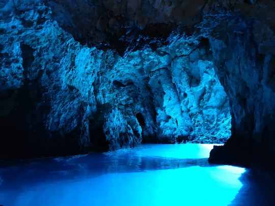 Excursion d'une journée en bateau de luxe à la grotte bleue et à l'île de Hvar au départ de Milna, Brac