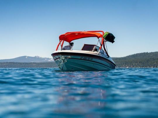 Barco a motor de wakeboard para alugar em Lake Tahoe - 8 horas