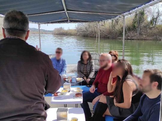 BARCO CONFORTÁVEL DE 12 PASSAGEIROS PARA NAVEGAR PELO RIO EBRO A PARTIR DE TORTOSA