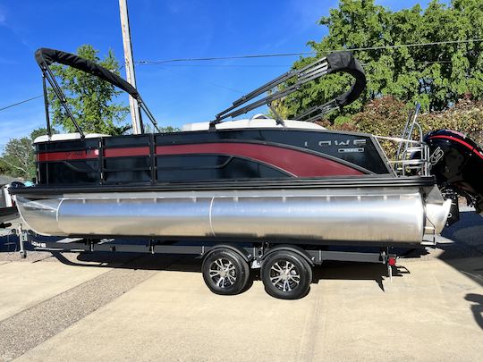 ¡Barco con patio Lowe Tritoon en el lago Shasta con espacio para 11 personas!