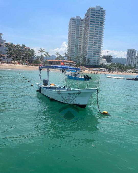 PASEOS EN BARCO EN PUERTO VALLARTA A BORDO DE ESTA «PANGA» 