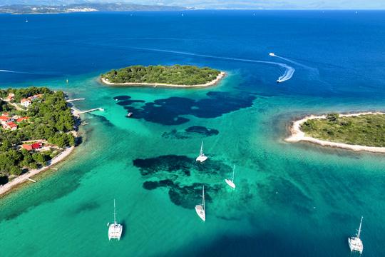 Excursão de lancha particular pela Ilha de Šolta e Lagoa Azul saindo de Split