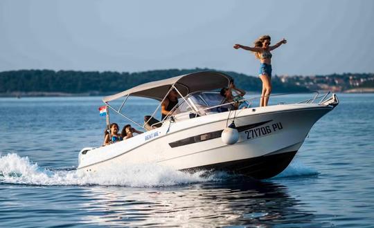 Suncruiser 690 alimentado por 200 HP com cabine