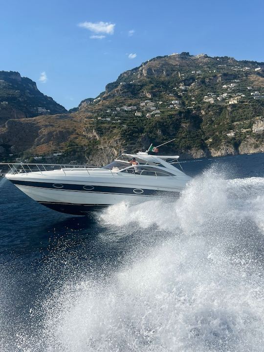 Alquiler de yate a motor Pershing de 37 cabinas en la costa de Amalfi, Campania