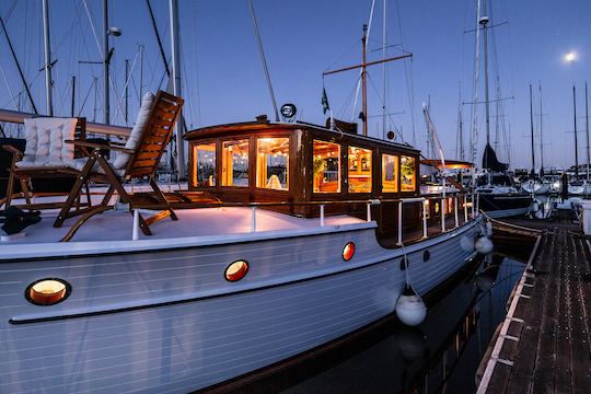 Des aventures chaleureuses et douillettes à bord d'un yacht Sausalito centenaire