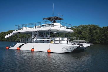 Catamarán de lujo personalizado de 57' con toboganes [todo incluido] en Puerto Vallarta