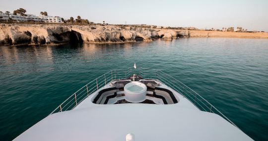 CATAMARÃ A MOTOR DE 65 PÉS COM JACUZZI  