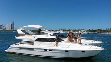 ¡Explore Fort Lauderdale en un FLYBRIDGE de 65 pies! 