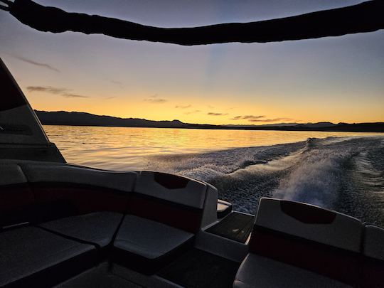 Passeio de barco a jato e esportes aquáticos no Lago Mead!