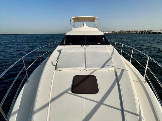 Lujoso yate italiano Azimut con moto acuática GRATUITA para viajes selectos desde Dubai Marina