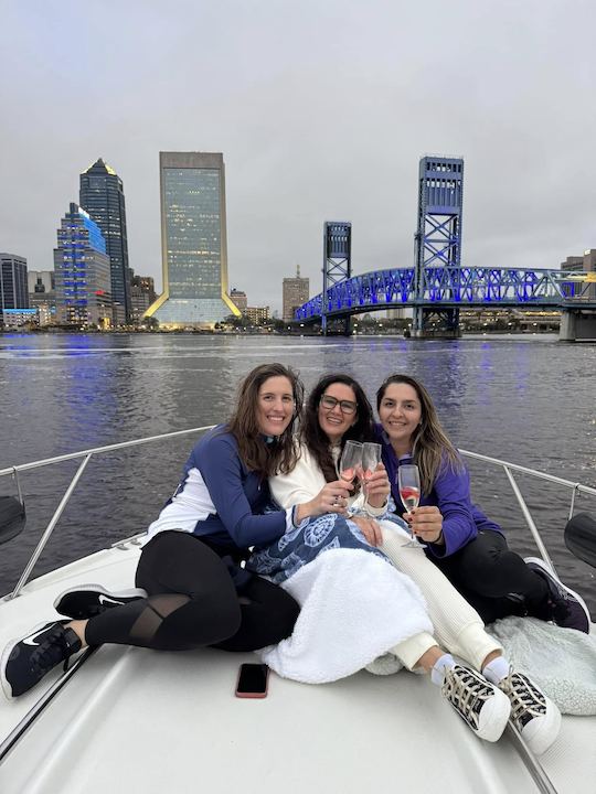 A piloté un Maxum Luxury Sport Cruiser de 33 pieds pour 12 passagers à Jacksonville 