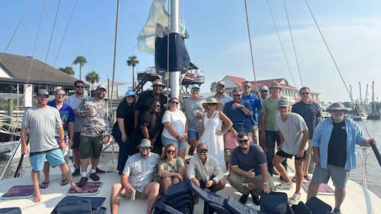 Visite publique de Charleston : coucher de soleil et navigation dans le port avec service de bar