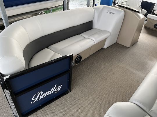 Luxurious Bentley 240 Cruise Pontoon Boat for 15 Guests on Lake Travis