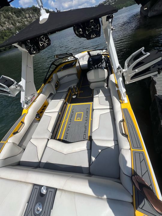 Centurion Fi25 Surf Boat Accommodate Up To 15