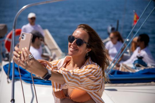 Diversão ao sol: excursão de vela, insufláveis e natação de 2,5 horas em Barcelona