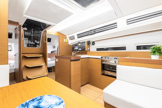 Jeanneau 410 Comfort, Spacious Interiors, and Advanced Navigational Excellence