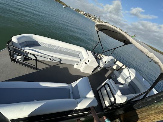 23ft Pontoon Boat with 115 Suzuki Hp engine in Nokomis