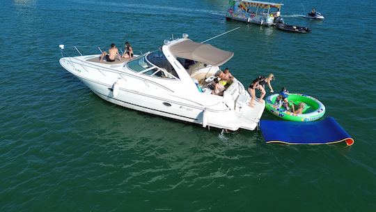 ¡Excelente crucero de 37 pies para un día divertido en el agua!