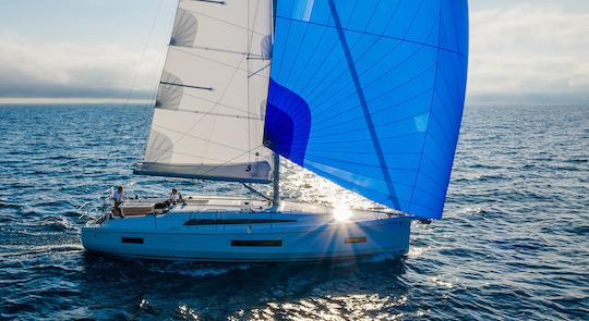 PANNEAUX SOLAIRES BENETEAU OCEANIS 40.1, TOILETTES ÉLECTRIQUES, HAUT-PARLEURS DE TERRASSE