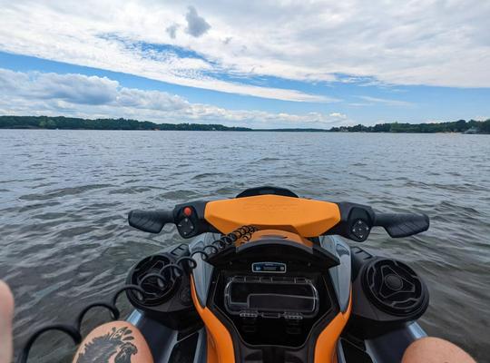 Diversão no Sun Jet Skis Lake Wylie! 2024 Sea Doo com alto-falantes Bluetooth!