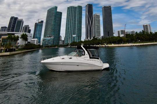 Lindo iate a motor Sea Ray de 36 pés para até 10 convidados e tapete flutuante em Miami!