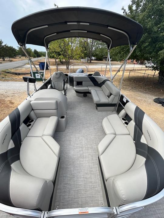 2022 TRIFECTA TRI-TOON PARTY BOAT-SEATS 11 ON LAKE LEWISVILLE