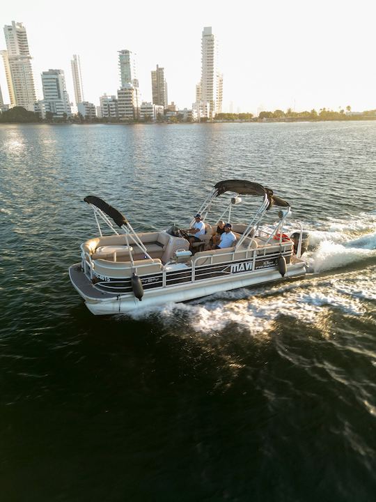 Hermosa barcaza Suntracker Party para la bahía de Cartagena, Bolívar