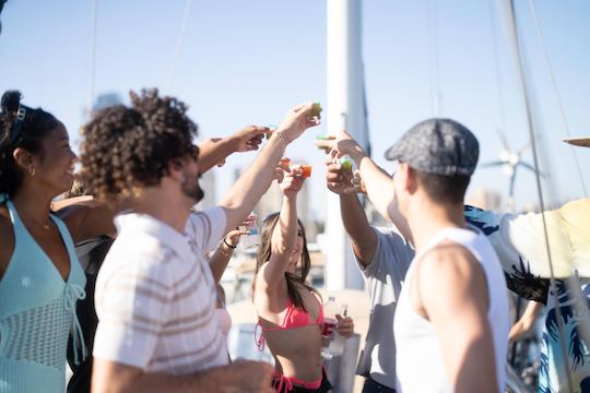 Aventura inesquecível a bordo de uma carta de escuna à vela de 75 pés em Long Beach