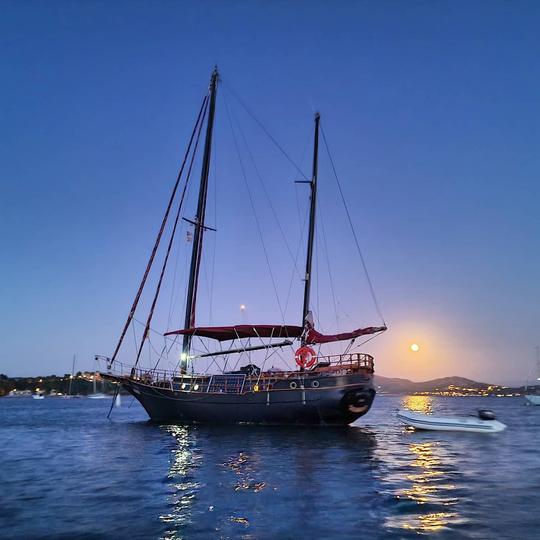 Antiguo velero pirata en la costa de Pollença, Mallorca.