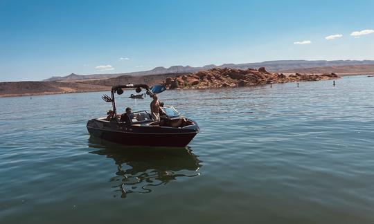 Bote de surf Axis T23 Wake 2022 en alquiler en Page, Arizona