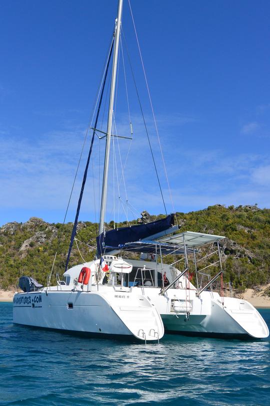 Excursión en catamarán Lagoon 38 en San Martín con patrón, salida desde Orient Bay