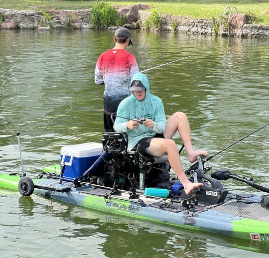 As melhores viagens diurnas ou noturnas de caiaque para pesca e lazer