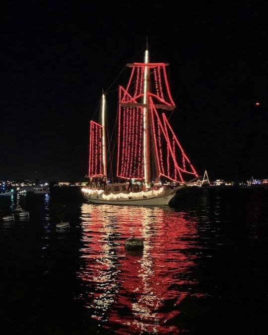 Croisière en bateau pirate avec défilé de Noël à Newport Beach, Californie