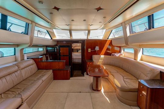 Yate Princess Flybridge de 50 pies con moto acuática