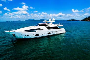 Ferretti 100 custom line para 20 personas a taboga