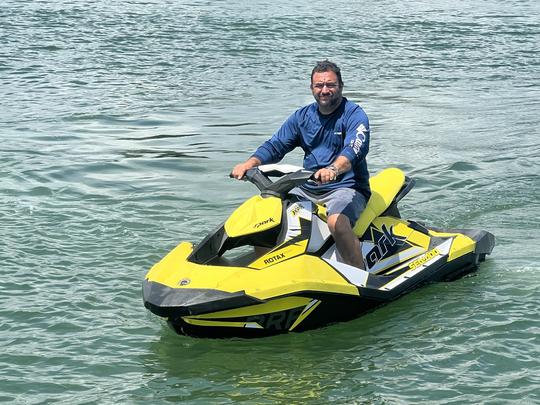 MONTRE SEA-DOO SPARK 3-UP AVEC RÉTROÉCLAIRAGE, HEURES BASSES, CLEAN SKI ISLAND HOP, WAKEJUMP