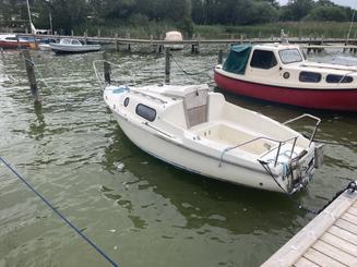 Barco elétrico silencioso no lago Søndersø em Maribo Lolland