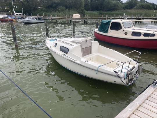 Bateau électrique silencieux dans le lac Søndersø à Maribo Lolland