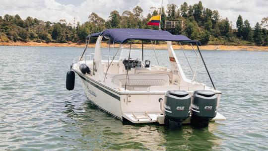 Des yachts de luxe, pour découvrir les sites touristiques du réservoir de Guatape, 